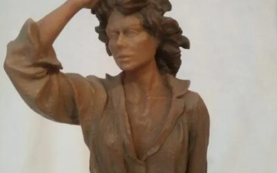 Mujer con sombrero sobre base de roca